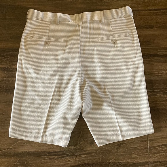 Haggar Seersucker Stripe Men’s Flat Front Shorts - Picture 3 of 5